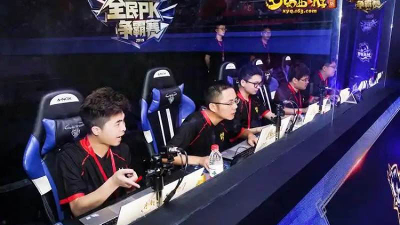 足球阵型演变：从四四二到三中卫体系的逻辑